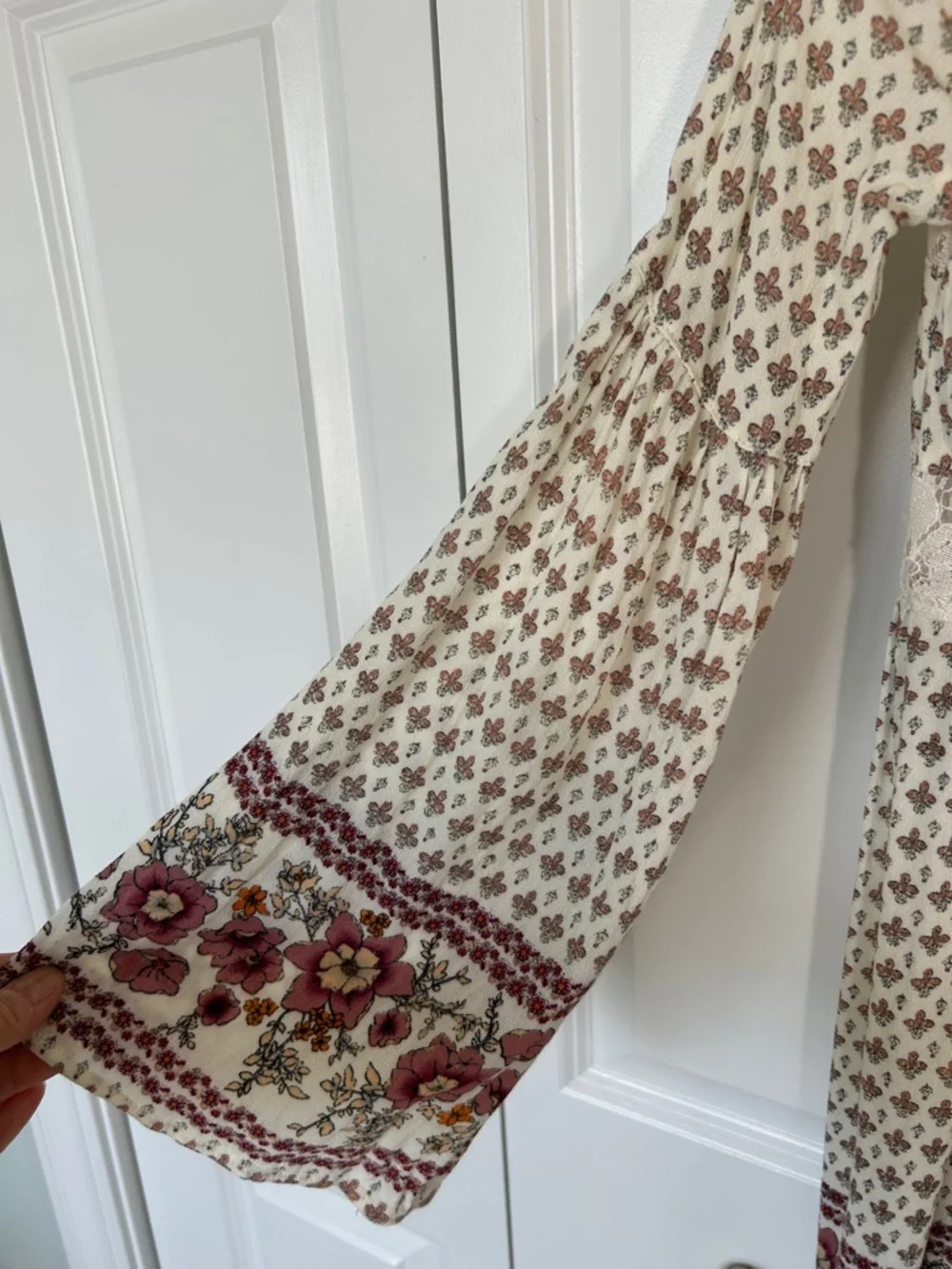 Taylor & Sage Cream Tunic with Dusty Rose Floral Border and Lace - Picture 4 of 6